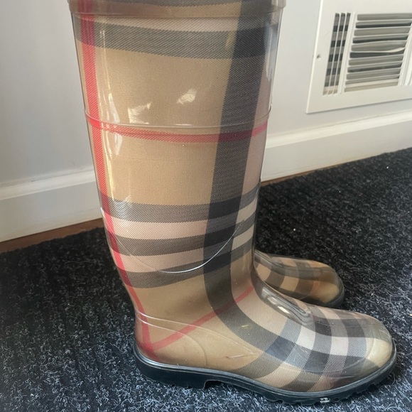 Burberry rain boots they are a size 37 Euro - Picture 5 of 6